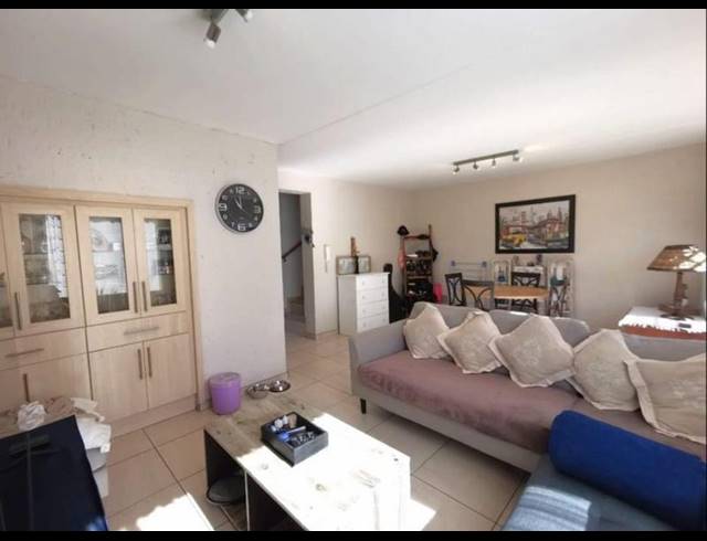 3 BEDROOM TOWNHOUSE FOR SALE IN GLENVISTA